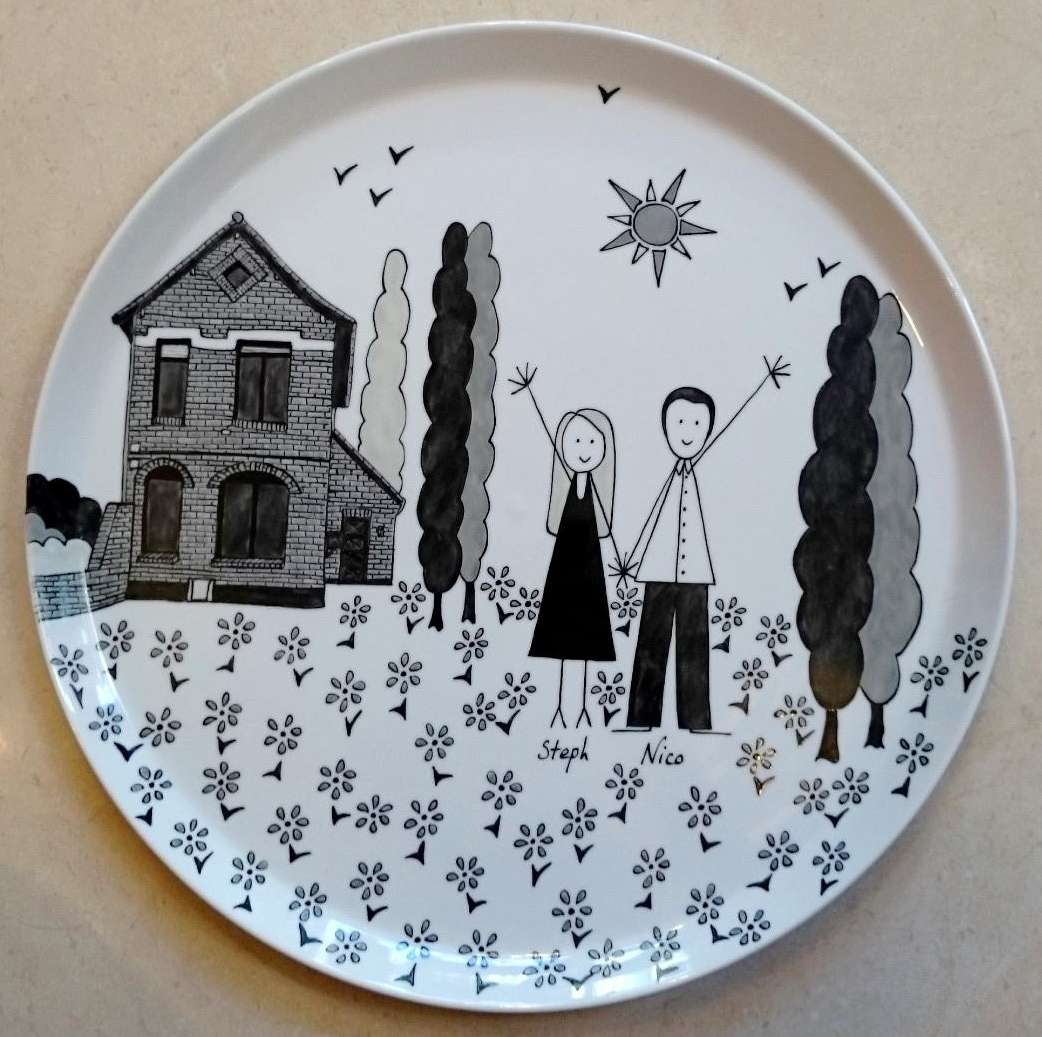 - Cadeau de mariage plat à tarte en porcelaine personnalisé dans un style naïf en noir et gris.